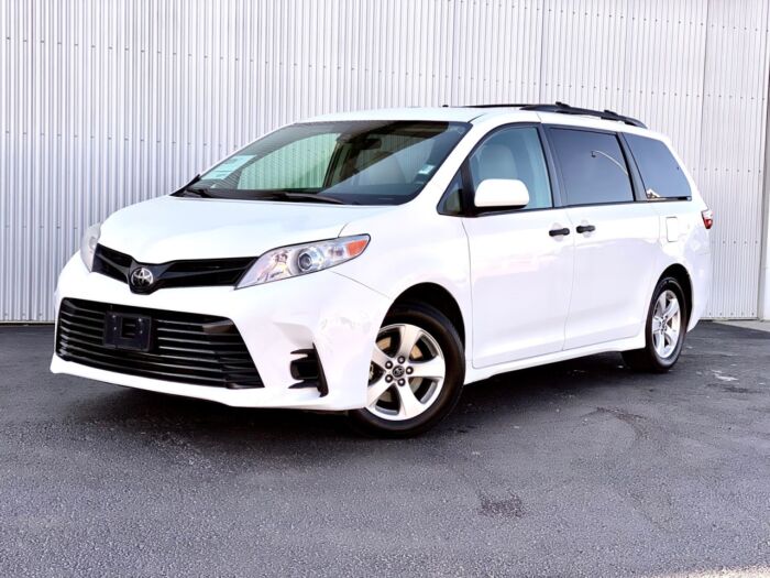 USED 2018 Toyota Sienna L L  7-Passenger  w/ BACKUP CAMERA Calgary AB T2G 4P2