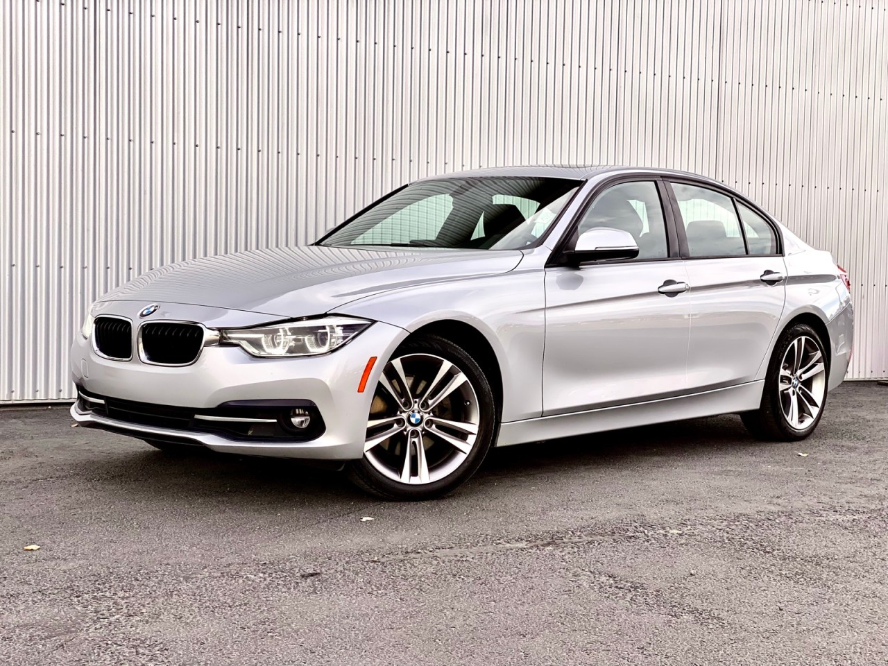 USED 2018 BMW 3 Series 330i xDrive Sedan Calgary AB T2G 4P2