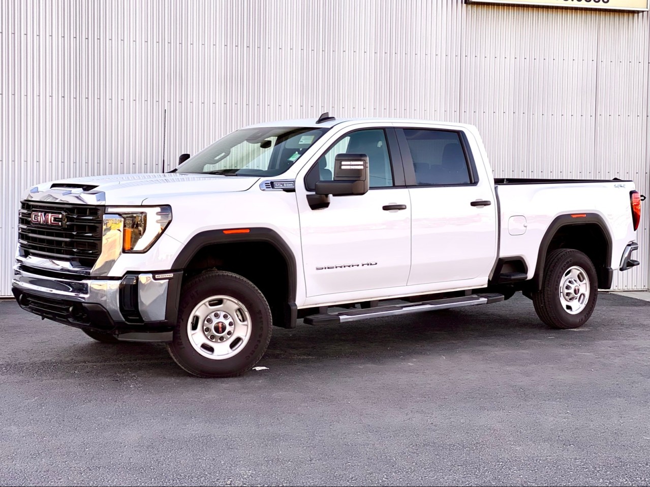 USED 2024 GMC Sierra 2500HD Pro 4WD Crew Cab Standard Box Pro Calgary AB T2G 4P2