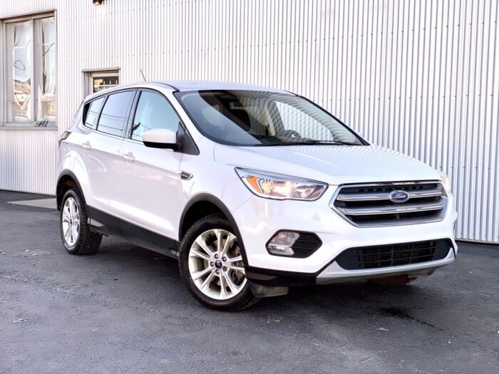 USED 2017 Ford Escape SE 4WD SE  w/ BACKUP CAMERA / HEATED SEATS / BLUETOOTH Calgary AB T2G 4P2